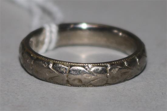 An 18ct white gold wedding band, size M.